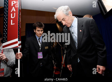 Jan 30, 2008 - Simi Valley, CA, USA - Rempl. RON PAUL quitte le Consultez présidentielle Ronald Reagan où il a pris part à un candidat présidentiel républicain débat. Photo par Jonathan Alcorn/ZUMA Press. © Copyright 2007 by Jonathan Alcorn Banque D'Images