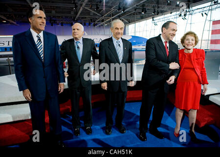 Jan 30, 2008 - Simi Valley, Californie, USA - Le GOP candidats (L-R) JOHN MCCAIN, Mitt Romney, RON PAUL, Mike Huckabee arriver sur scène avec NANCY REAGAN avant le GOP débat à la Bibliothèque présidentielle Ronald Reagan, le mercredi 30 janvier 2008. C'est le dernier débat avant le Super mardi. (Crédit Banque D'Images