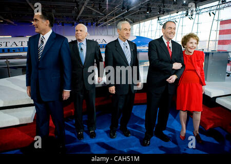 Jan 30, 2008 - Simi Valley, Californie, USA - Le GOP candidats (L-R) JOHN MCCAIN, Mitt Romney, RON PAUL, Mike Huckabee arriver sur scène avec NANCY REAGAN avant le GOP débat à la Bibliothèque présidentielle Ronald Reagan, le mercredi 30 janvier 2008. C'est le dernier débat avant le Super mardi. (Crédit Banque D'Images