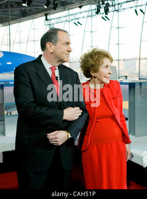 Jan 30, 2008 - Simi Valley, Californie, USA - candidat GOP Mike Huckabee arriver sur scène avec NANCY REAGAN avant le GOP débat à la Bibliothèque présidentielle Ronald Reagan, le mercredi 30 janvier 2008. C'est le dernier débat avant le Super mardi. (Crédit Image : © Brian Baer/Sacramento Bee/ZUMA Press) R Banque D'Images