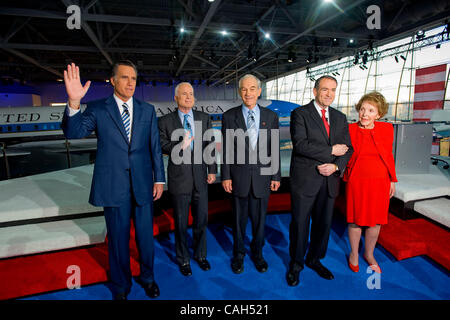 Jan 30, 2008 - Simi Valley, Californie, USA - Le GOP candidats (L-R) JOHN MCCAIN, Mitt Romney, RON PAUL, Mike Huckabee arriver sur scène avec NANCY REAGAN avant le GOP débat à la Bibliothèque présidentielle Ronald Reagan, le mercredi 30 janvier 2008. C'est le dernier débat avant le Super mardi. (Crédit Banque D'Images