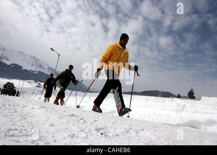 Pour l'aller du skieur affiche ses compétences à la célèbre station de colline de Gulmarg, à 50 kilomètres de Srinagar, capitale d'été du Cachemire indien sur 16/1/2008 Les préparatifs ont commencé pour l'inauguration des Jeux d'hiver, qui vont commencer à partir de 18 gebruary dans la valle Banque D'Images