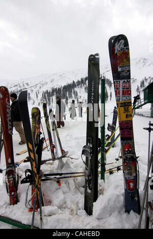 L'équipement de ski skieur realiser dans la célèbre station de colline de Gulmarg, à 50 kilomètres de Srinagar, capitale d'été du Cachemire indien sur 16/1/2008 Les préparatifs ont commencé pour l'inauguration des Jeux d'hiver, qui vont commencer à partir de gebruary 18 dans la vallée de Gulmarg Banque D'Images