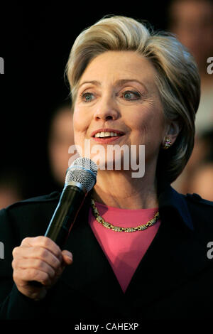 Jan 17, 2008 - Northridge, CA, USA - US le candidat démocrate à la Sénatrice Hillary Clinton (D-NY) parle au cours d'une réunion au style de ville California State University, Northridge à Los Angeles le 17 janvier 2008. Photo par Jonathan Alcorn/ZUMA Press. © Copyright 2007 by Jonathan Alcorn Banque D'Images