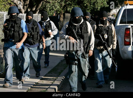 Le 17 janvier 2008, Tijuana, Baja California, Mexique. Les agents de l'état quitte le théâtre d'une fusillade impliquant l'Etat, les agents municipaux et fédéraux dans la région de La Mesa de Tijuana jeudi matin, qui a forcé la fermeture de nombreuses rues fermées, une école primaire et quatre officiers d'une gauche Banque D'Images