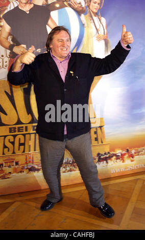 Jan 17, 2008 - Munich, Allemagne - l'acteur français Gérard Depardieu lors d'un photocall pour leur film 'Astérix' à Munich, Allemagne. Le film est basé sur le 12ème volume de la série de bande dessinée française "Les aventures d'Astérix" et sera dans les salles allemandes du 31 janvier 2008. (Crédit Image : © Image Laguna Banque D'Images