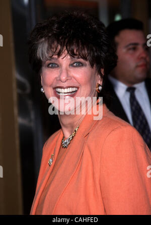 Jan 20, 2008 - Los Angeles, Californie, USA - SUZANNE PLESHETTE, l'actrice surtout connue pour son rôle de l'épouse de Bob Newhart Emily sur le Bob Newhart Show de 1972 à 1978, est décédé hier à son domicile de Los Angeles d'une défaillance respiratoire. Elle a été 70. Sur la photo : Aug 01, 2000 - Actrice SUZANNE PLE Banque D'Images