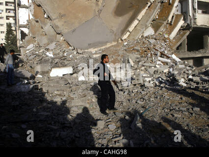 Jan 18, 2008 - La ville de Gaza, bande de Gaza - Les Palestiniens se rassemblent pour inspecter les dommages causés par une frappe aérienne israélienne sur le Hamas exécuter les bureaux du ministère de l'intérieur de la ville de Gaza. Les bureaux locaux à l'abandon du ministère avait été vacant depuis il a été gravement endommagé dans une frappe aérienne de juillet 2006 mais il est situé Banque D'Images