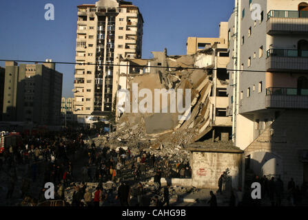 Jan 18, 2008 - La ville de Gaza, bande de Gaza - Les Palestiniens se rassemblent pour inspecter les dommages causés par une frappe aérienne israélienne sur le Hamas exécuter les bureaux du ministère de l'intérieur de la ville de Gaza. Les bureaux locaux à l'abandon du ministère avait été vacant depuis il a été gravement endommagé dans une frappe aérienne de juillet 2006 mais il est situé Banque D'Images