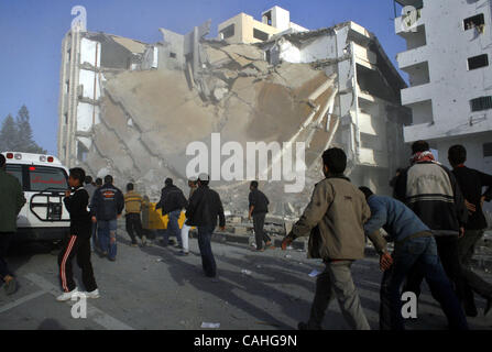 Jan 18, 2008 - La ville de Gaza, bande de Gaza - Les Palestiniens se rassemblent pour inspecter les dommages causés par une frappe aérienne israélienne sur le Hamas exécuter les bureaux du ministère de l'intérieur de la ville de Gaza. Les bureaux locaux à l'abandon du ministère avait été vacant depuis il a été gravement endommagé dans une frappe aérienne de juillet 2006 mais il est situé Banque D'Images