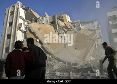 Jan 18, 2008 - La ville de Gaza, bande de Gaza - Les Palestiniens se rassemblent pour inspecter les dommages causés par une frappe aérienne israélienne sur le Hamas exécuter les bureaux du ministère de l'intérieur de la ville de Gaza. Les bureaux locaux à l'abandon du ministère avait été vacant depuis il a été gravement endommagé dans une frappe aérienne de juillet 2006 mais il est situé Banque D'Images