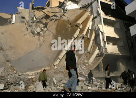 Jan 18, 2008 - La ville de Gaza, bande de Gaza - Les Palestiniens se rassemblent pour inspecter les dommages causés par une frappe aérienne israélienne sur le Hamas exécuter les bureaux du ministère de l'intérieur de la ville de Gaza. Les bureaux locaux à l'abandon du ministère avait été vacant depuis il a été gravement endommagé dans une frappe aérienne de juillet 2006 mais il est situé Banque D'Images