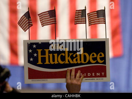 Un partisan du candidat présidentiel républicain ancien gouverneur de l'Arkansas Mike Huckabee est titulaire d'un signe après sa deuxième place dans le républicain de Caroline du Sud à Columbia primaires présidentielles, en Caroline du Sud, USA, 19 janvier 2008. (Crédit Image : © Erik Lesser/ZUMA Press) Banque D'Images