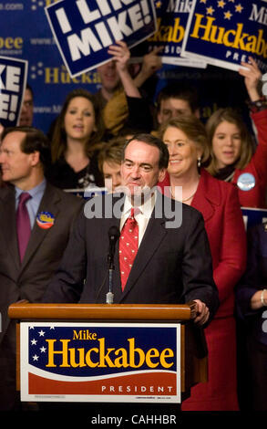 Candidat présidentiel républicain ancien gouverneur de l'Arkansas Mike Huckabee salue des partisans après sa deuxième place dans le républicain de Caroline du Sud à Columbia primaires présidentielles, en Caroline du Sud, USA, 19 janvier 2008. (Crédit Image : © Erik Lesser/ZUMA Press) Banque D'Images