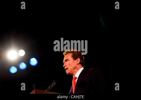 Le gouverneur Arnold Schwarzenegger donne un discours lors de la cérémonie de remise des Prix Médaille de bravoure au Crest Theatre à Sacramento. La présentation des médailles de bravoure lauréats étaient membres du ministère des Transports, ministère des véhicules à moteur, Département de santé mentale, en Californie Banque D'Images