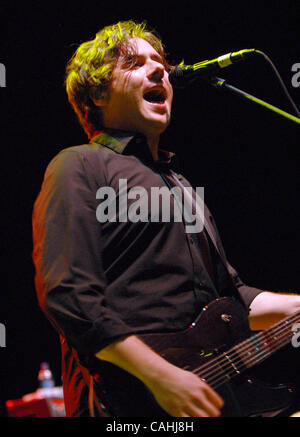 4 décembre 2007 - Norfolk, Virginie, USA - chanteur / guitariste JIM ADKINS du groupe Jimmy Eat World effectue vivre comme il y a 2007 tour fait une halte à la constante Ted Centre situé sur le campus de l'université Old Dominion. Copyright 2007 Jason Moore. Crédit obligatoire : Jason Moore Banque D'Images