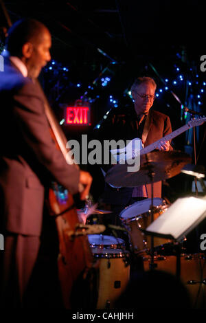 Le Bill Frisell, Ron Carter et Paul Motian Trio effectuant au Blue Note de New York le 5 décembre 2007. Bill Frisell - guitare. Ron Carter, basse. Paul Motian, batterie. Banque D'Images