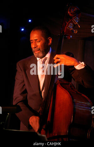 Le Bill Frisell, Ron Carter et Paul Motian Trio effectuant au Blue Note de New York le 5 décembre 2007. Bill Frisell - guitare. Ron Carter, basse. Paul Motian, batterie. Banque D'Images