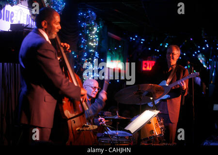 Le Bill Frisell, Ron Carter et Paul Motian Trio effectuant au Blue Note de New York le 5 décembre 2007. Bill Frisell - guitare. Ron Carter, basse. Paul Motian, batterie. Banque D'Images