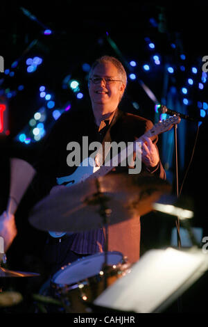 Le Bill Frisell, Ron Carter et Paul Motian Trio effectuant au Blue Note de New York le 5 décembre 2007. Bill Frisell - guitare. Ron Carter, basse. Paul Motian, batterie. Banque D'Images