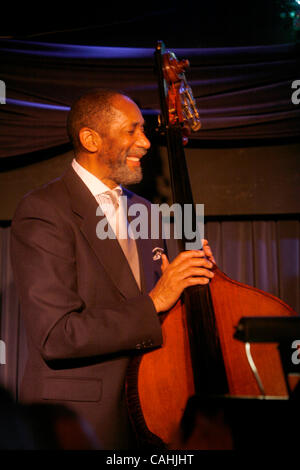 Le Bill Frisell, Ron Carter et Paul Motian Trio effectuant au Blue Note de New York le 5 décembre 2007. Bill Frisell - guitare. Ron Carter, basse. Paul Motian, batterie. Banque D'Images