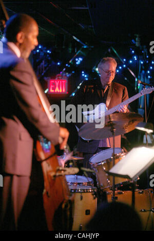 Le Bill Frisell, Ron Carter et Paul Motian Trio effectuant au Blue Note de New York le 5 décembre 2007. Bill Frisell - guitare. Ron Carter, basse. Paul Motian, batterie. Banque D'Images