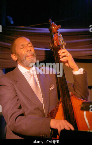 Le Bill Frisell, Ron Carter et Paul Motian Trio effectuant au Blue Note de New York le 5 décembre 2007. Bill Frisell - guitare. Ron Carter, basse. Paul Motian, batterie. Banque D'Images