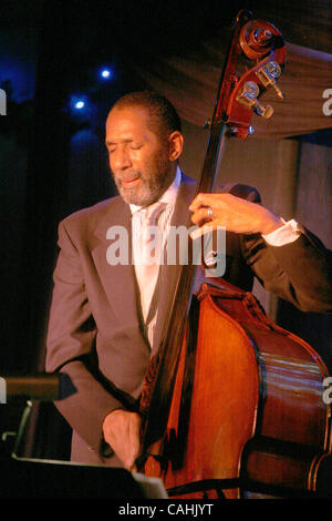 Le Bill Frisell, Ron Carter et Paul Motian Trio effectuant au Blue Note de New York le 5 décembre 2007. Bill Frisell - guitare. Ron Carter, basse. Paul Motian, batterie. Banque D'Images