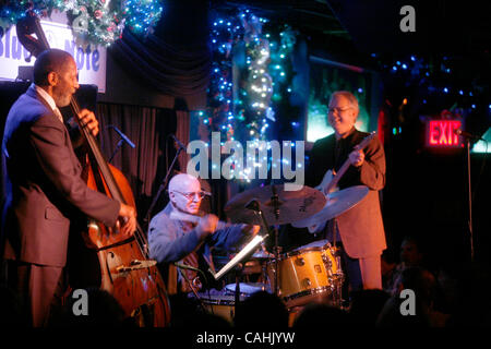 Le Bill Frisell, Ron Carter et Paul Motian Trio effectuant au Blue Note de New York le 5 décembre 2007. Bill Frisell - guitare. Ron Carter, basse. Paul Motian, batterie. Banque D'Images