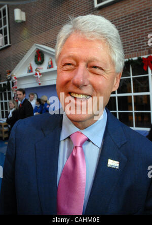 8 décembre 2007 - Charleston, Caroline du Sud, USA - l'ancien président BILL CLINTON visite le musc de passer du temps avec des enfants malades à l'hôpital après avoir organisé une table ronde sur la santé générale de l'hôpital avec médecins et personnel administrative à l'Hôpital pour enfants de musc. L'ancien Président Banque D'Images