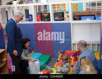 8 décembre 2007 - Charleston, Caroline du Sud, USA - l'ancien président BILL CLINTON visite le musc de passer du temps avec des enfants malades à l'hôpital après avoir organisé une table ronde sur la santé générale de l'hôpital avec médecins et personnel administrative à l'Hôpital pour enfants de musc. L'ancien Président Banque D'Images