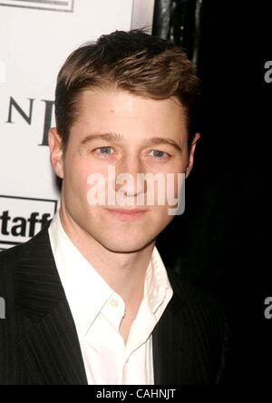 Le 11 décembre 2007 - New York, New York, États-Unis - JE SUIS UNE LÉGENDE EN PREMIÈRE MONDIALE AU THÉÂTRE MU WA.Madison Square Garden 12-11-2007. 2007.BEN McKENZIE.K55838RM(Image Crédit : Â© Rick Mackler/Photos/ZUMAPRESS.com) Globe Banque D'Images