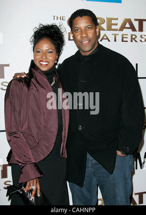 Dec 11, 2007 - Hollywood, Californie, USA - l'acteur Denzel Washington & femme PAULETTA arrivant à ''The Great Debaters' Los Angeles Premiere tenue au Cinerama Dome. (Crédit Image : © Lisa O'Connor/ZUMA Press) Banque D'Images