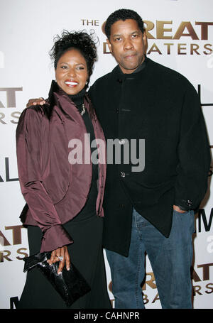 Dec 11, 2007 - Hollywood, Californie, USA - l'acteur Denzel Washington & femme PAULETTA arrivant à ''The Great Debaters' Los Angeles Premiere tenue au Cinerama Dome. (Crédit Image : © Lisa O'Connor/ZUMA Press) Banque D'Images