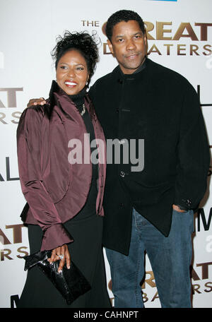 Dec 11, 2007 - Hollywood, Californie, USA - l'acteur Denzel Washington & femme PAULETTA arrivant à ''The Great Debaters' Los Angeles Premiere tenue au Cinerama Dome. (Crédit Image : © Lisa O'Connor/ZUMA Press) Banque D'Images