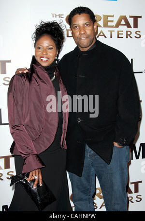 Dec 11, 2007 - Hollywood, Californie, USA - l'acteur Denzel Washington & femme PAULETTA arrivant à ''The Great Debaters' Los Angeles Premiere tenue au Cinerama Dome. (Crédit Image : © Lisa O'Connor/ZUMA Press) Banque D'Images