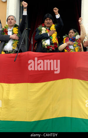 Dec 15, 2007 - La Paz, Bolivie - Le président bolivien Evo MORALES (centre), son Vice-président ALVARO GARCIA LINERA (à gauche) et le président de l'Assemblée constitutionnelle de SILVIA LAZARTE (droite) militaires durant la cérémonie officielle pour donner la nouvelle constitution politique de Morales projet. En même temps, en Banque D'Images