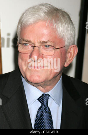 Dec 16, 2007 - New York, NY, USA - Phil Donahue au New York premiere de "Charlie Wilson's War" tenue au Musée d'Art Moderne (Image Crédit : © Nancy/Kaszerman ZUMA Press) Banque D'Images