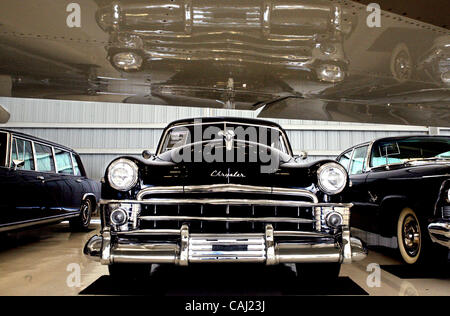 123107 sc biz Photo avions par Damon Higgins/Le Palm Beach Post 0047110A - Ft. Lauderdale - UN 1950 Chrysler Imperial Limousine de la Couronne pour la vente à l'Aero Toy Store qui a été acheté par le gouverneur Nelson Rockefeller. Il fut plus tard acheté par Harrah's Collection Auto et conservés à afficher Banque D'Images