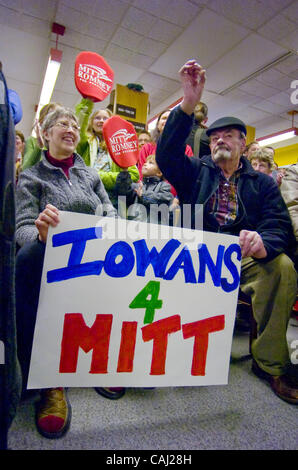 Bravo pour les partisans d'espoir présidentiel républicain Mitt Romney à son ''Strong Nord'' d' arrêter et conférence de presse à Bettendorf Middle School à Bettendorf, Iowa Mercredi, 2 janvier 2008. (Brian Baer/ Sacramento Bee/ MCT) (Crédit Image : © Sacramento Bee/ZUMA Press) Banque D'Images