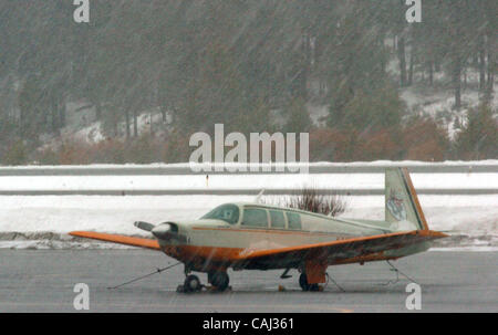 Un seul avion moteur se trouve enchaîné au sol à l'Lake Tahoe Airport de South Lake Tahoe en Californie, vendredi, le 4 janvier 2008. La première des trois grandes tempêtes frapper la Sierra's avec des vents forts et un mélange de neige et pluie. (Bob Larson/Contra Costa Times) Banque D'Images