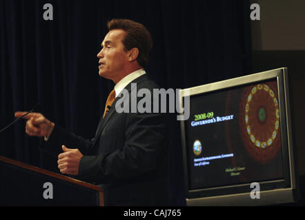 Gov. Arnold Schwarzenegger présente son budget de l'état régime au cours d'une conférence de presse à Los Angeles Jeudi, 10 janvier 2008. Randy Pench / rpench@sacbee.co Banque D'Images