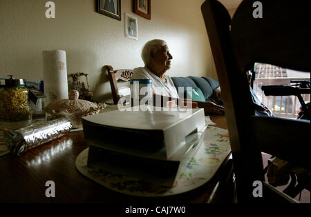 10 janvier 2008, Chula Vista, ca. - Nicolas Lopez, 107, et sa femme reçoivent deux repas par jour à partir de la popote roulante. Crédit obligatoire : Photo par Earnie Grafton, San Diego Union-Tribune/Zuma Press. Copyright 2008 Le San Diego Union-Tribune Banque D'Images