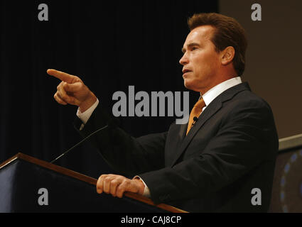 Gov. Arnold Schwarzenegger présente son budget de l'état régime au cours d'une conférence de presse à Los Angeles Jeudi, 10 janvier 2008. Randy Pench / rpench@sacbee.com Banque D'Images