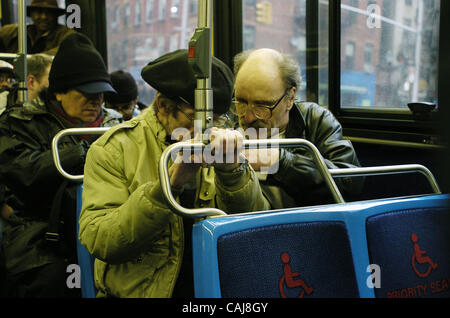 James O'Hare (L) et David Dalaia (R) sur le bus M11 au centre-ville. James O'Hare et David Dalaia prendre le bus M11 jusqu'à 14ème Rue puis transfert à l'E de former jusqu'à Chambers Street pour se rendre à la police 1 Plaza pour récupérer l'argent qui était sur eux lorsqu'ils ont été arrêtés. Ils ont été refoulés car ils di Banque D'Images