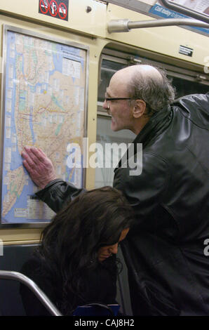 David Dalaia en regardant la carte du métro sur le centre-ville de e train. James O'Hare et David Dalaia prendre le bus M11 jusqu'à 14ème Rue puis transfert à l'E de former jusqu'à Chambers Street pour se rendre à la police 1 Plaza pour récupérer l'argent qui était sur eux lorsqu'ils ont été arrêtés. Ils ont été refoulés car ils d Banque D'Images