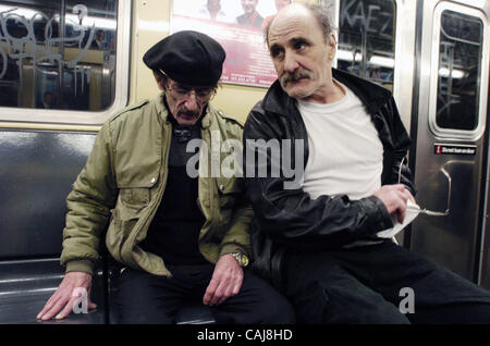 James O'Hare (L) et David Dalaia (R) sur le centre-ville de e train. James O'Hare et David Dalaia prendre le bus M11 jusqu'à 14ème Rue puis transfert à l'E de former jusqu'à Chambers Street pour se rendre à la police 1 Plaza pour récupérer l'argent qui était sur eux lorsqu'ils ont été arrêtés. Ils ont été refoulés car ils di Banque D'Images