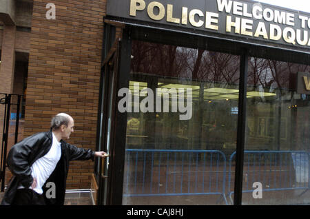 David Dalaia entrant 1 Plaza de la police. James O'Hare et David Dalaia prendre le bus M11 jusqu'à 14ème Rue puis transfert à l'E de former jusqu'à Chambers Street pour se rendre à la police 1 Plaza pour récupérer l'argent qui était sur eux lorsqu'ils ont été arrêtés. Ils ont été refoulés car ils n'avait pas le Banque D'Images