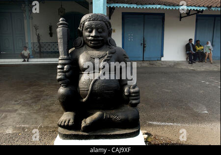 SOLO, CENTRAL JAVA, INDONESIA-Janvier 13, 2008 Une statue est placée en face de Kraton Surakarta ou connus ainsi que Solo Kraton. Ou Solo Surakarta est le centre de la culture Javanaise où il a été l'emplacement du grand empire avant de Mataram Yogyakarta a été séparée de lui. Photo par Edy Purno Banque D'Images