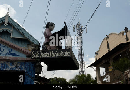 SOLO, CENTRAL JAVA, INDONESIA-Janvier 13, 2008 une statue d'une femme au travail sur le batik est exposé dans Kaurnan, une ville en batik Solo. Ou Solo Surakarta est le centre de la culture Javanaise où il a été l'emplacement du grand empire avant de Mataram Yogyakarta a été séparée de lui. Photo b Banque D'Images